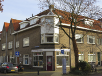 908703 Gezicht op het winkelhoekpand Antonius Matthaeuslaan 17 te Utrecht, met links de Agnes van ...